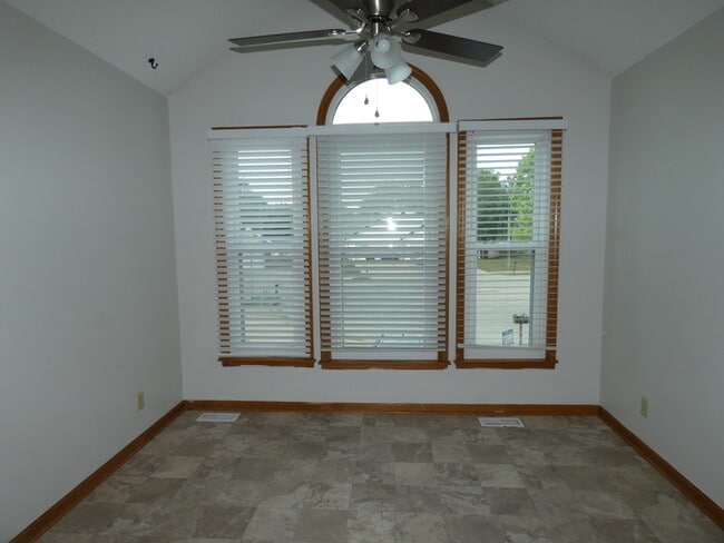 Building Photo - Beautiful Town Home in Kearney, MO