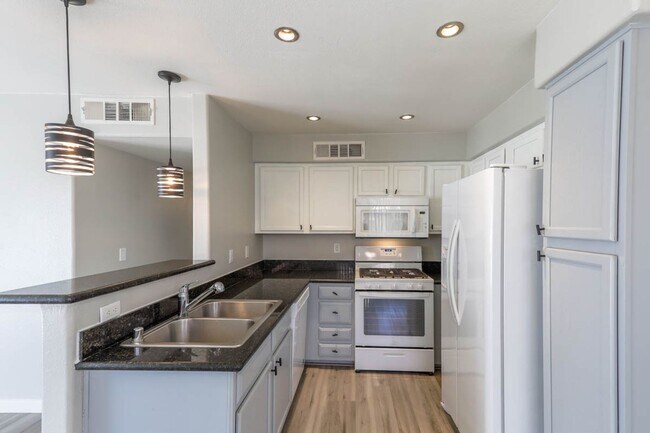 Building Photo - Centrally Located 3 Bed Condo In Gated Com...