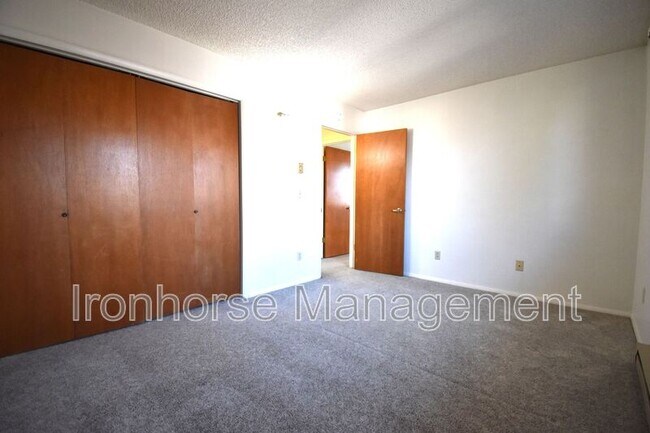 Building Photo - 811 W Villard St