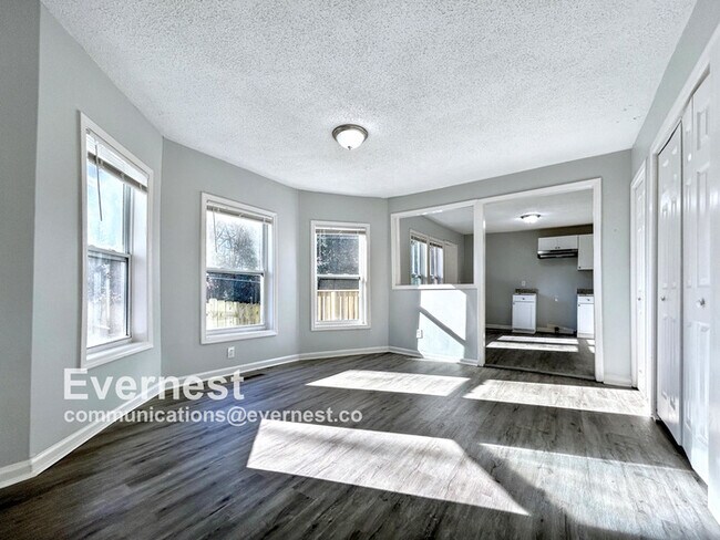 Building Photo - Charming 3-Bedroom, 2-Bathroom Home / Pet-...