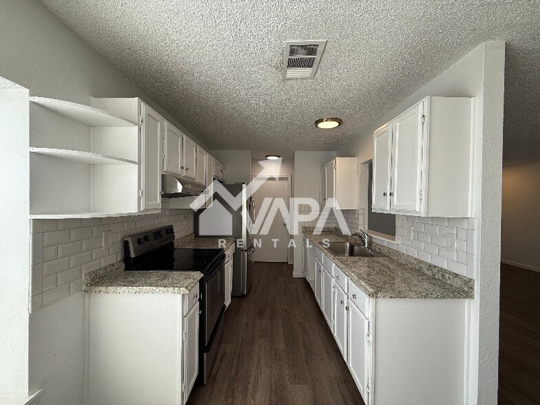 Building Photo - 826 Thrasher Dr