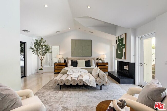 Building Photo - 1847 N Beverly Dr