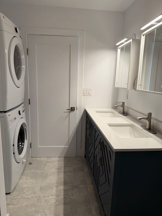 Building Photo - Fully Remodeled 3 Bedroom/ 2 Bathroom Duplex w/ Modern Finishes & Private Yard!