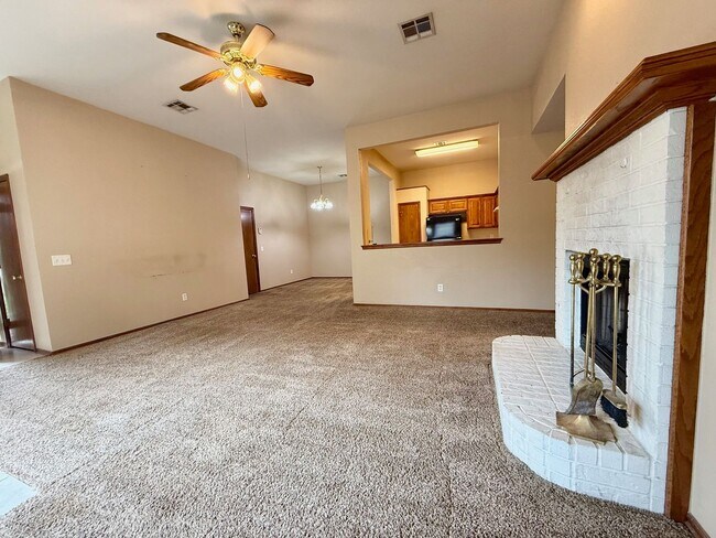 Building Photo - Half duplex in a fantastic location!