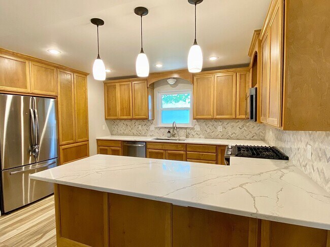 Building Photo - Gorgeous Remodeled Edmond 3 Bed 2 Bath