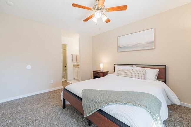 Building Photo - Welcome Home to Comfort and Convenience 2/2
