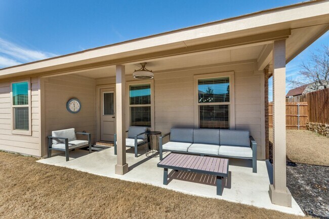 Building Photo - Contemporary in Cleburne!