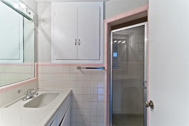 Building Photo - 515 Brookhurst Dr