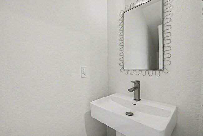 Building Photo - Beautifully updated 2-2.5-2 in Mistletoe Heights, Fort Worth!