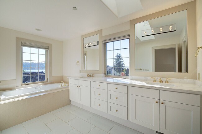 Building Photo - 4bd/4ba Kirkland House