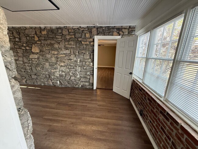 Building Photo - 287 E Eastland St