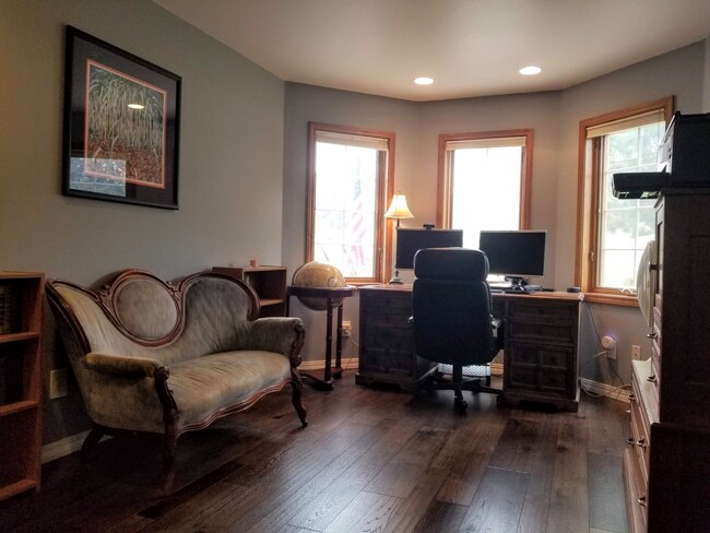 Building Photo - Welcoming 5 bed 3.5 bath South Hills Home