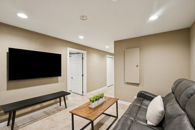 Building Photo - 689 E Illinois Rd