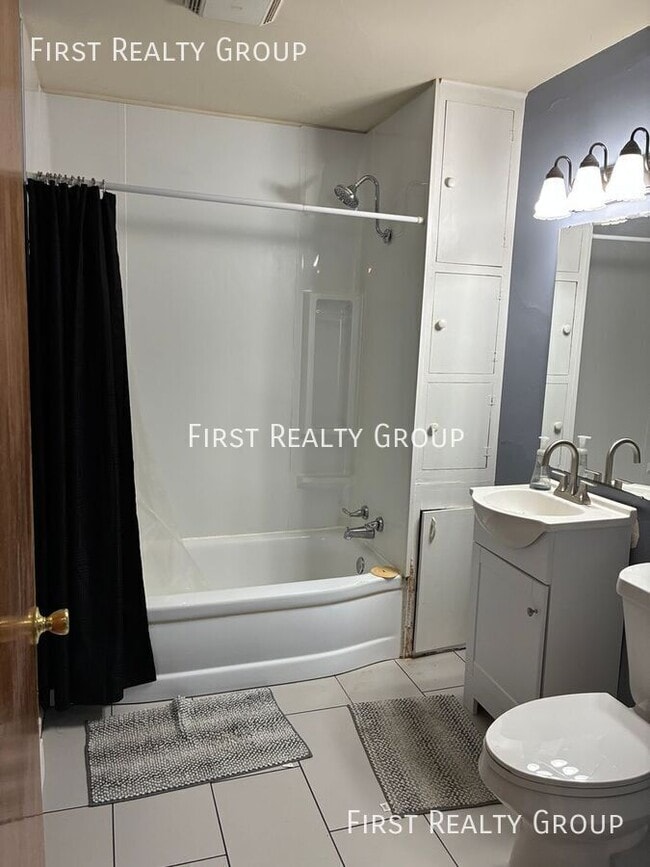 Building Photo - 532 1/2 Montgomery Avenue-