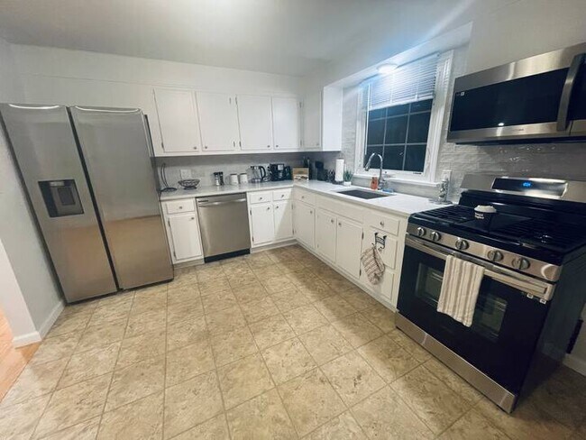 Building Photo - 76 Treat Ave