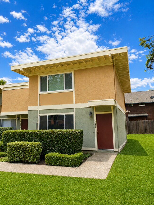 Building Photo - 1536 Drake Dr