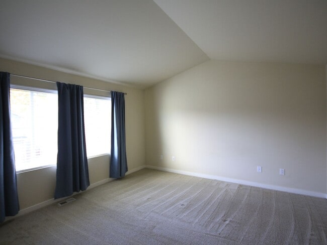 Building Photo - Beautiful Auburn Home You Will Not Want To...