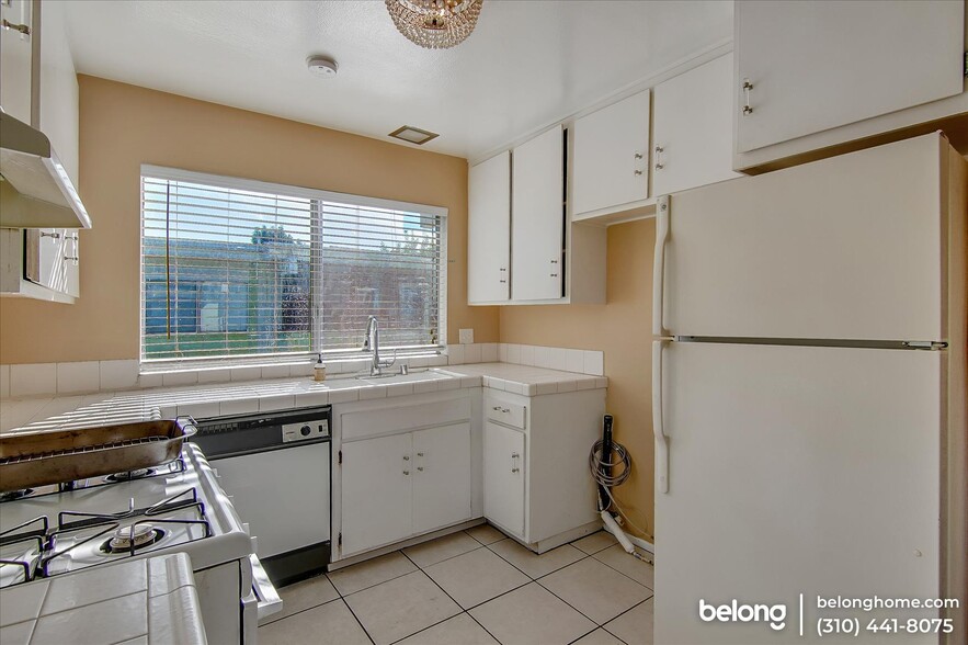 Building Photo - 16755 Parthenia St