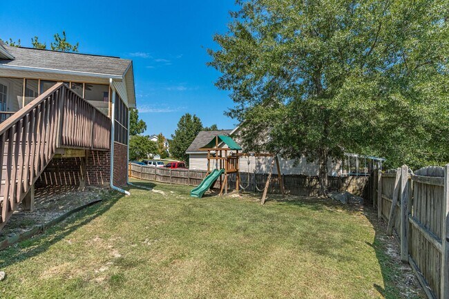 Building Photo - Gorgeous 4 Bedroom Home with Spacious Layo...