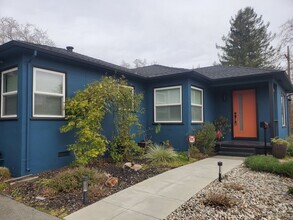 Building Photo - Nicely updated Santa Rosa Bungalow