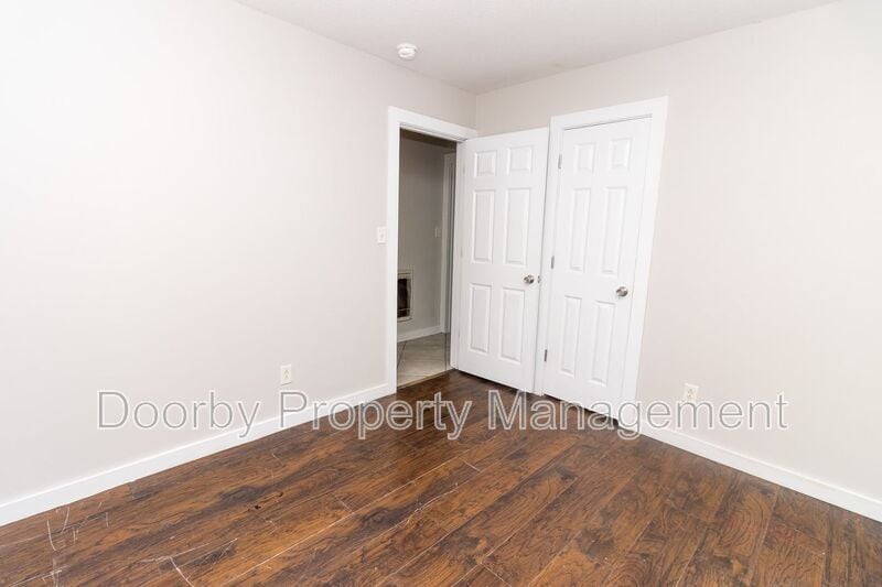 Building Photo - 1104 N Hawthorne St