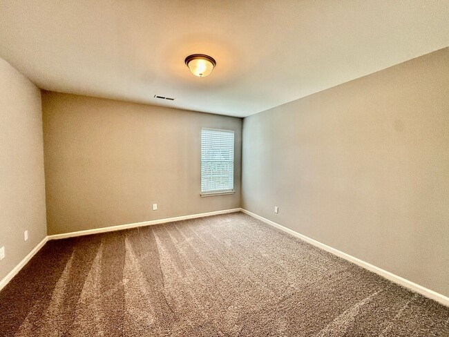 Building Photo - Move in now and pay NO RENT for the rest o...
