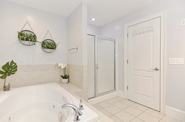 Building Photo - 10 Lupine Rd