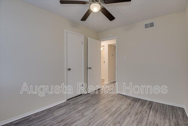 Building Photo - 2571 1/2 Tobacco Road - D