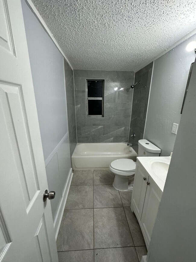 Building Photo - Fully Renovated 3/1 Single Family Available Now!