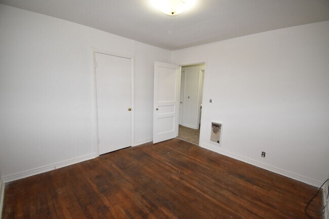 Building Photo - 3 Bedroom Home For Rent Near APSU!