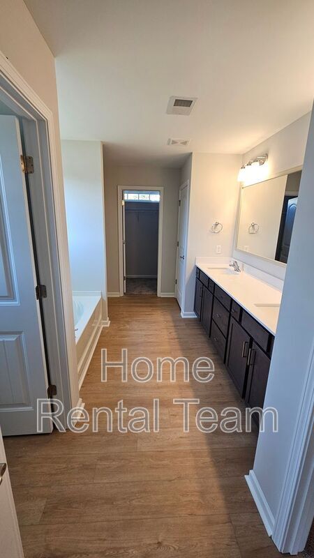 Building Photo - 16 Roxbury Dr