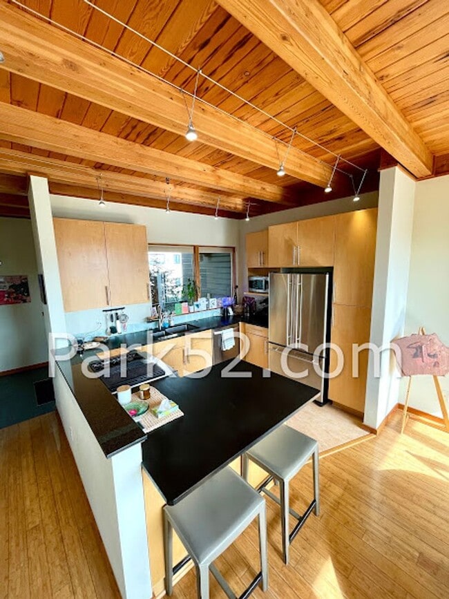 Building Photo - Downtown Tacoma Townhome!
