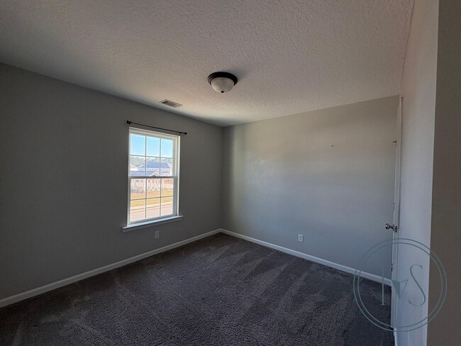 Building Photo - **RATE DROP ALERT (Was $2600/month)!**