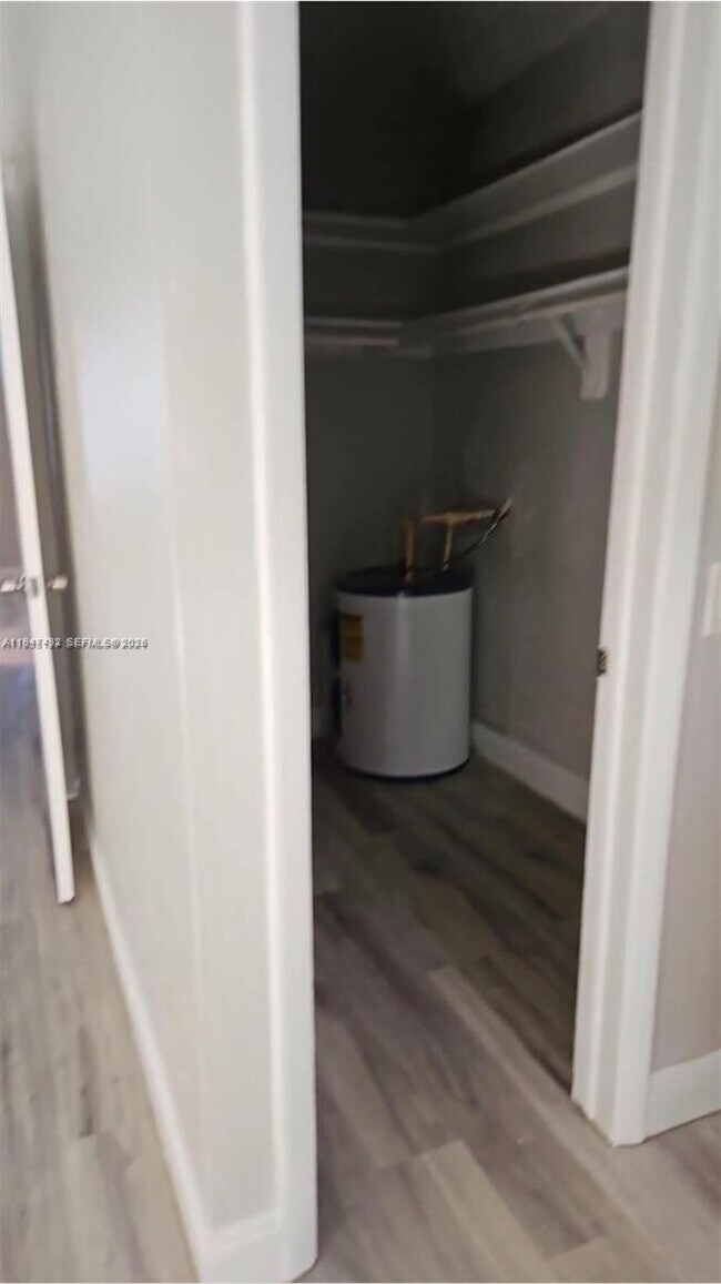 Building Photo - 1860 Venice Park Dr