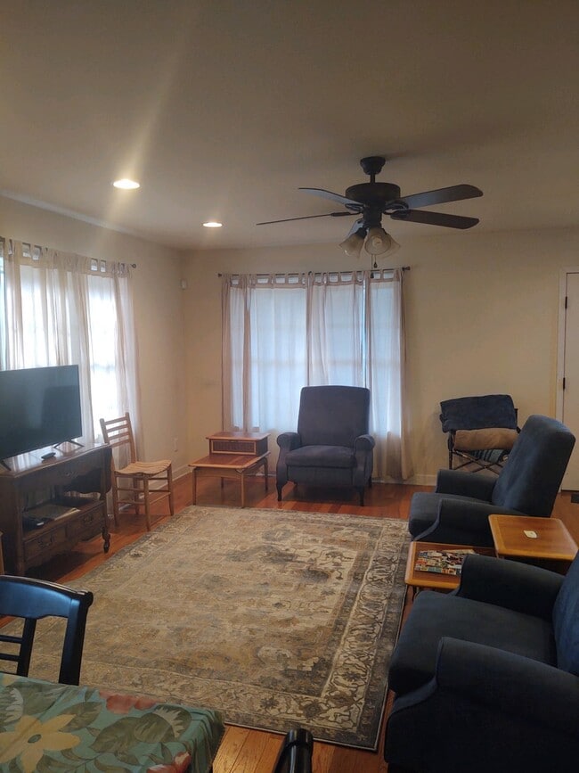 Living Room/Open Concept - 20 Eloise St