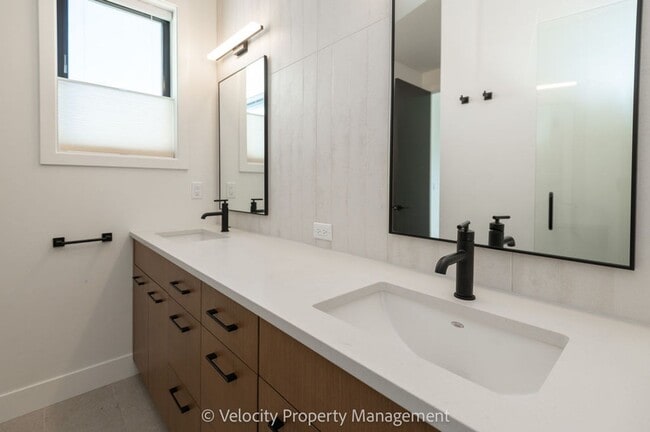Building Photo - M713