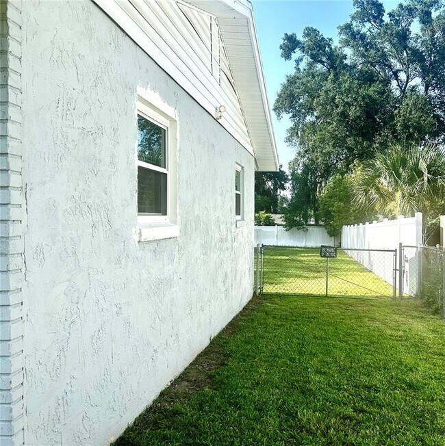 Building Photo - 3020 SE 11th St