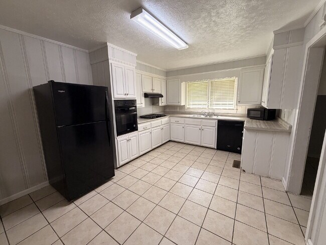 Building Photo - 4 Bedroom, 2 Bath Home in Humboldt