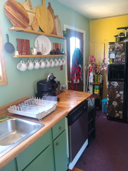 Building Photo - 255 Rowe Ave