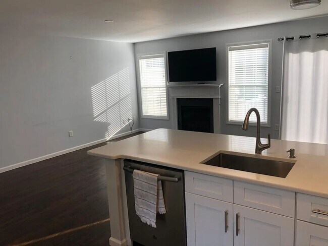 Building Photo - Charming 2BR Condo in Danbury