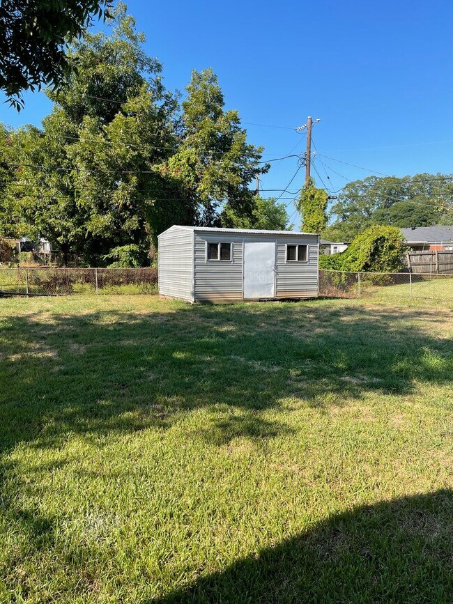 Building Photo - 1619 Anita St