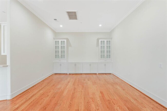 Building Photo - 201 Mayerling Dr