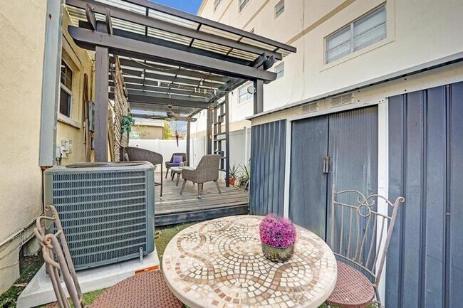 Building Photo - 2000 Jackson St