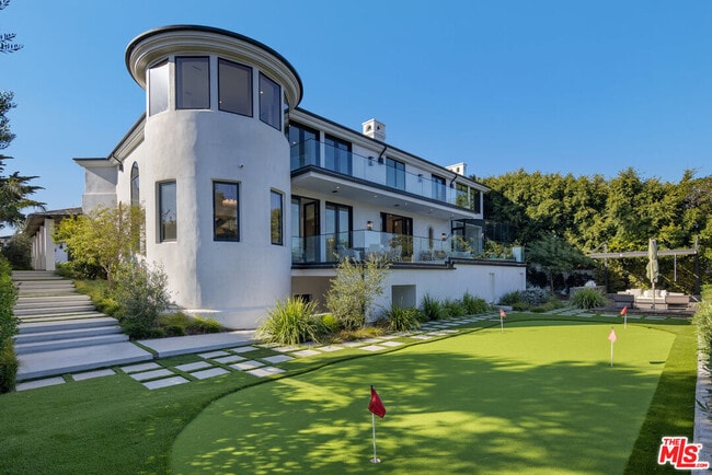 Building Photo - 7052 Dume Dr