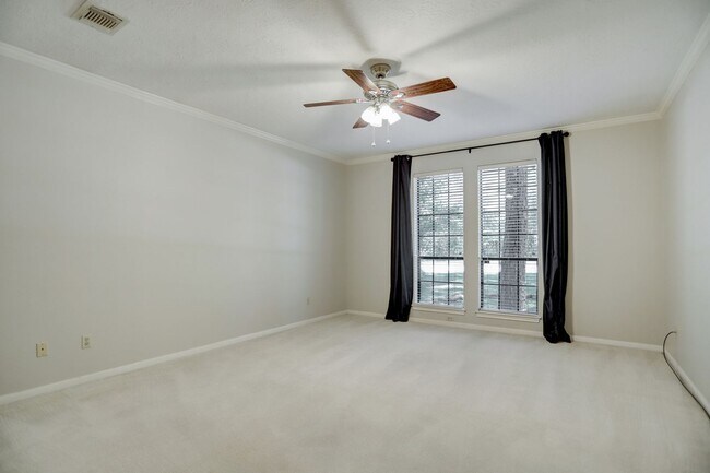Building Photo - Beautiful 4 Bedroom 3 Bathroom Home Locate...