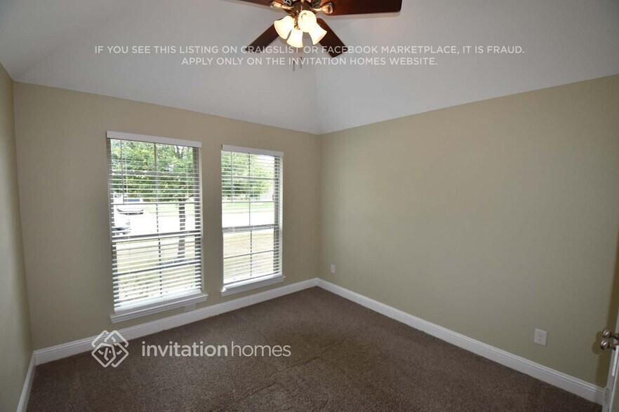 Building Photo - 5609 Paradise Dr