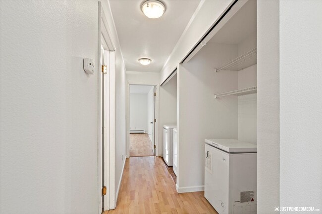 Building Photo - 2 Bed/ 2 Bath / Garage - Anchorage Condo!