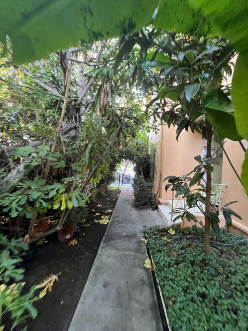 Building Photo - 139 Sweetzer Ave