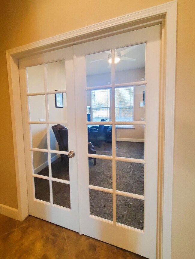 Building Photo - Gorgeous executive style home available fo...