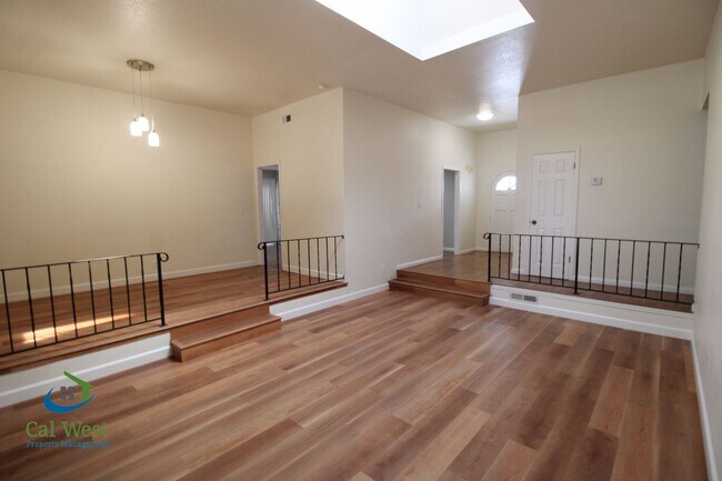 Building Photo - $4095 - 4 Bed/2 Bath 1933 sqft single stor...